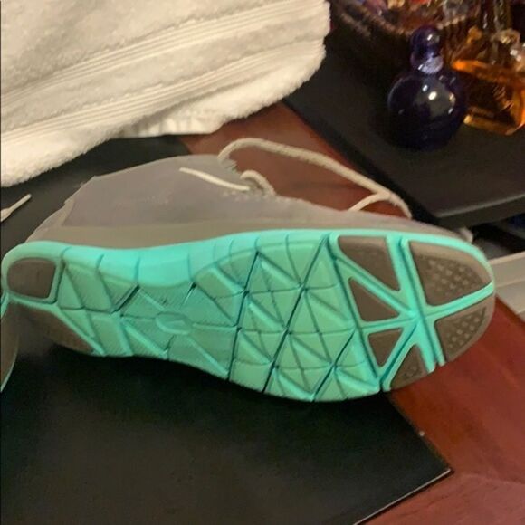 NIKE Women's Gray & Teal Genly loved Shoes. Size 8 - Picture 6 of 6